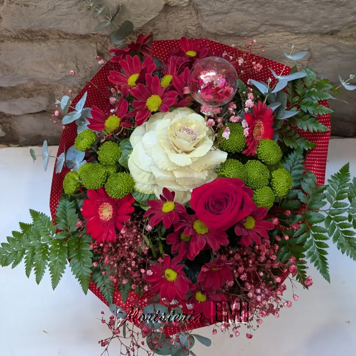 Ramo de flor variada en tonos rojos.. Floristeria Barcelona